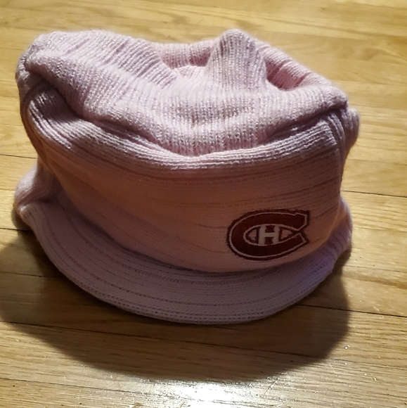 Pink knit Canadians hat - Picture 2 of 5